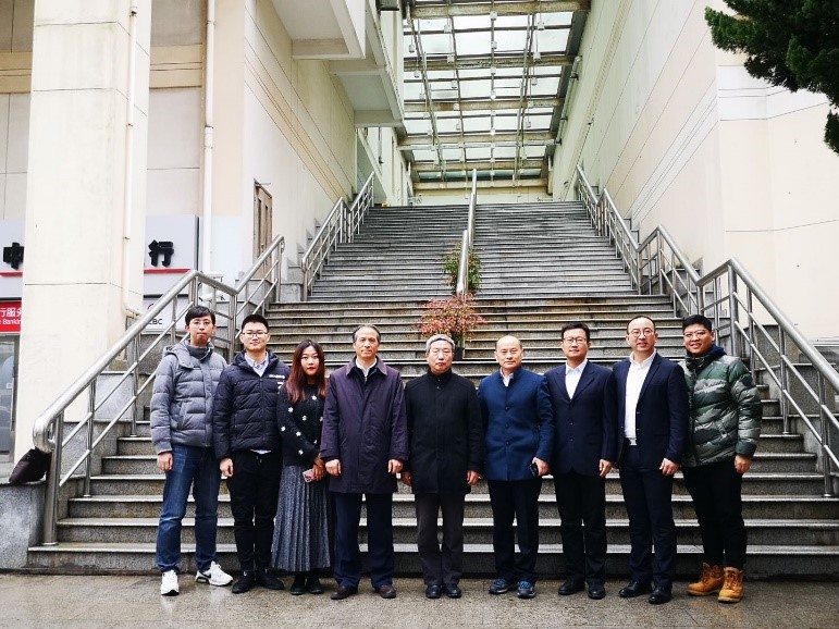 上海建桥学院教师们与“互联网+”专家集体合影.jpg 上海建桥学院教师们与“互联网+”专家集体合影.jpg